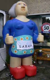 sarah met bloemenschort