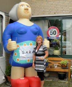 sarah met bloemenschort